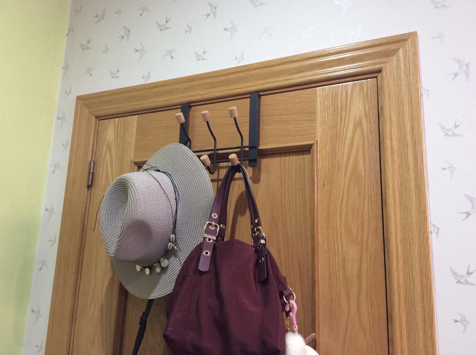 Parfaite derrière la porte